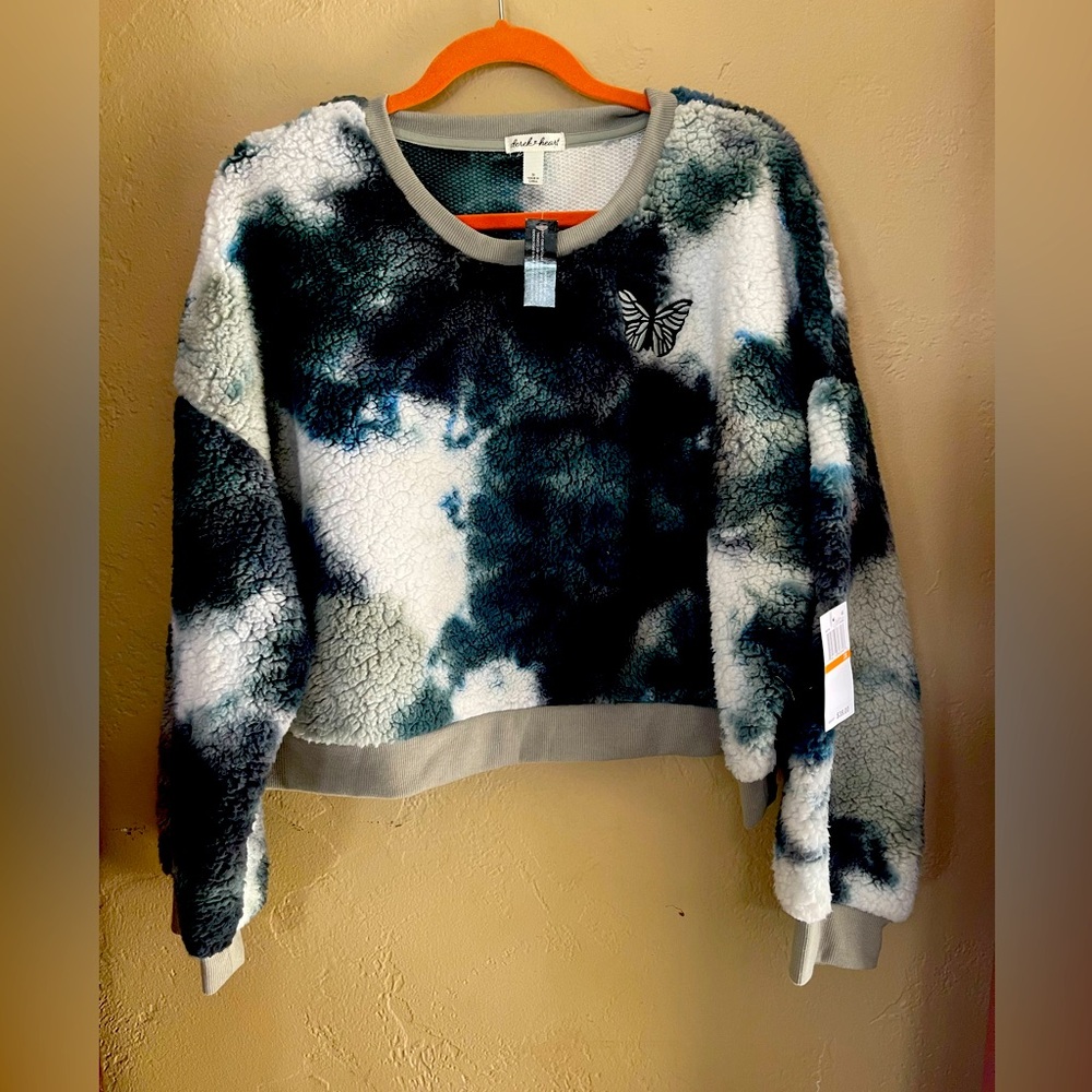 NWT Derek Heart camo inspired cropped long sleeve Sherpa top. Super light